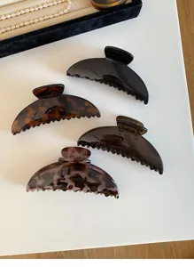 Gedetailleerd overzicht van de grote vintage haarklem met luipaardprint, stijlvol.