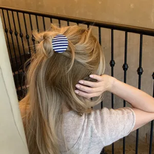 Molla per capelli rotonda in acetato a righe blu e bianche per lo styling quotidiano dei capelli.