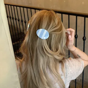 Molla per capelli ovale in acetato a righe blu da donna, elegante accessorio per acconciature chic.
