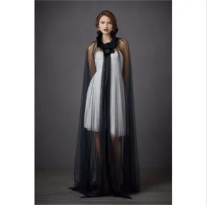 Transparante trouwcape van mesh met staande kraag en strik, perfect bruidsaccessoire.