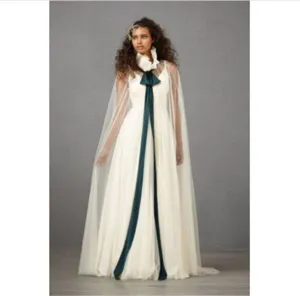 Transparante tulle bruidscape met opstaande kraag en donkergroene strik, elegante accessoire.
