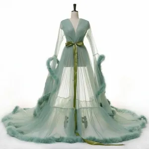 Élégant peignoir tulle vert sauge avec bordure en plumes et ceinture pour scène et photos.