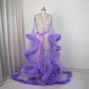 Cape transparente en tulle violet avec plumes en gros plan, superbe costume de scene de soiree.