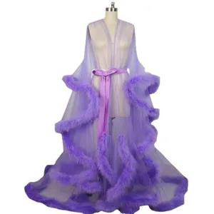 Cape en tulle transparent violet avec bordure en plumes et ceinture satinée, tenue de scène.
