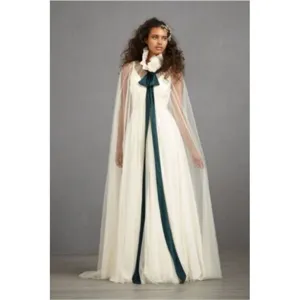 Elegante bruids-mesh cape met opstaande kraag en donkergroene strik voor trouwjurk