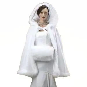 Vue détaillée de la cape à capuche en fausse fourrure blanche, manteau de mariée et manchon.