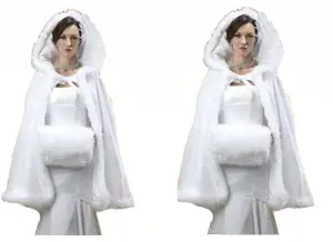 Detail de cape de mariee en fausse fourrure blanche, manteau peluche chaud et manchon.