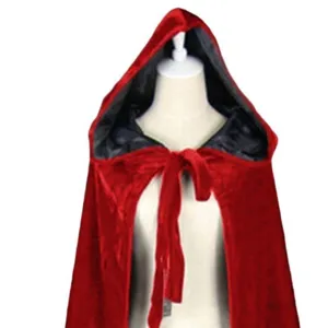 Vue détaillée de la cape à capuche en velours rouge, double couche et doublure noire pour fête.