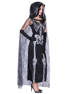 Robe d'Halloween squelette noir avec cape à capuche en résille toile d'araignée détail.