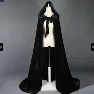 Cape longue en velours noir avec capuche vetement vintage pour fete de Halloween.