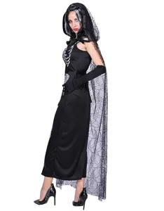 Vue détaillée du costume d'Halloween noir avec robe squelette et cape à capuche en toile d'araignée.