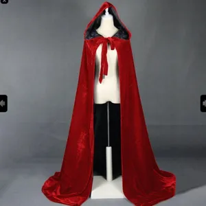 Detail de cape longue en velours rouge avec capuchon pour costume de fete event