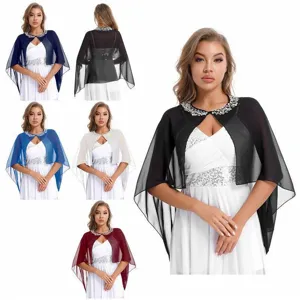 Detalle de chal de gasa con tela transparente y cuello elegante con perlas cosidas a mano.