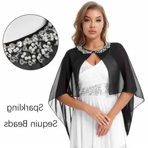 Primer plano del cuello de perlas en la capa de gasa ligera para mujer elegante.