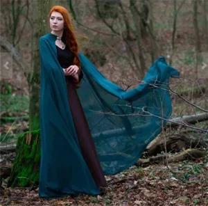 Long hooded chiffon cloak for women, elegant retro cape for stage performance and photography.