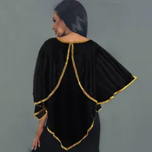 Vue détaillée de l'élégante cape en velours noir avec bordure dorée luxueuse pour femmes.