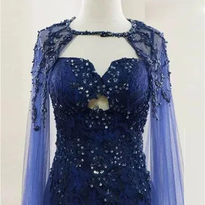 Exquisites dunkelblaues Brautabendkleid mit schwerer Perlenstickerei und Netzcape-Detail.