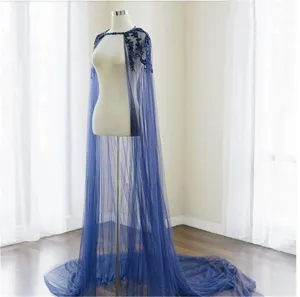 Blauer Tüll Brautumhang mit handgemachter Perlenstickerei, eleganter langer Hochzeitsumhang.