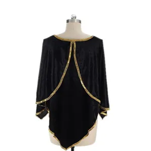 Détail de cape en velours noir avec bordure dorée et design élégant pour costume.