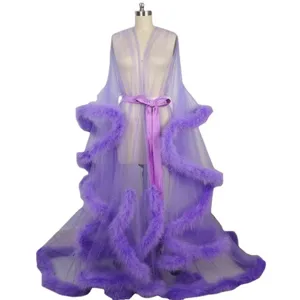 Robe de soirée en tulle transparent violet avec bordure en plumes et ceinture satin.