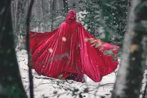 Red hooded velvet cloak for women, ideal for Christmas, Halloween, and costume photo shoots.