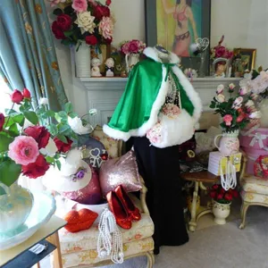 Grüner Satin warmer Kapuzenumhang mit weißem Kunstfellbesatz, stilvolle Winterkleidung.