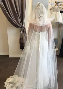 Mantello con velo da sposa bianco con cappuccio e bordo in pizzo per matrimoni.