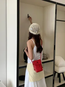 Élégant sac bandoulière minimaliste en cuir souple pour femme, mini pochette téléphone.