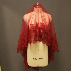 Velo da sposa rosso in tulle con elegante ricamo floreale, perfetto come accessorio nuziale.