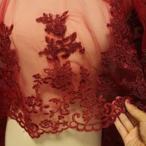 Scialle in pizzo tulle rosso da sposa velo nuziale ricamato dettaglio primo piano esposizione