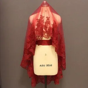 Velo da sposa rosso con ricamo in pizzo fine, ideale per matrimoni ed eventi festivi.