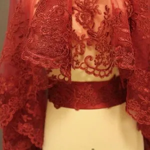 Primo piano dettagliato di un velo da sposa rosso con ricamo squisito per i matrimoni.