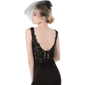 Vue detaillee du voile fascinator en filet noir vintage et de la robe longue en dentelle.