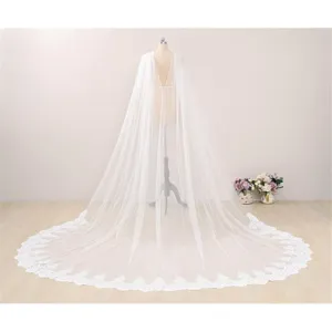 Elegante lange bruids cape sluier met delicate kanten rand in mooie witte mesh.
