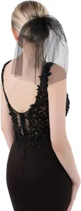 Voile en maille noire et robe en dentelle vue de détail, élégant accessoire de mariée gothique.