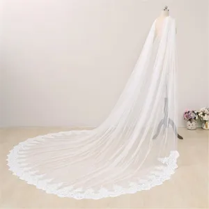 Elegante lange bruids cape trouwsluier van tule met een fijne kanten rand decoratie.