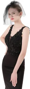 Robe de soirée en dentelle noire et voile en filet détail pour costume gothique ou Halloween.