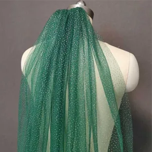 Detailweergave van de donkergroene, glinsterende tulen bruidssluier met delicate textuur en zacht mesh.