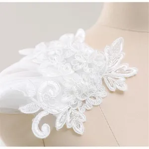 Witte bruids kant applicatie sjaal voor trouwjurk, elegante bloemige tule cape accessoire.