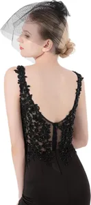 Détails du voile de mariée gothique noir et de la robe dos nu en dentelle pour Halloween.