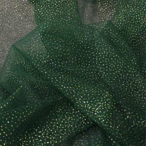 Detail van donkergroene tule stof met sprankelende gouden glitters textuur voor sluier.