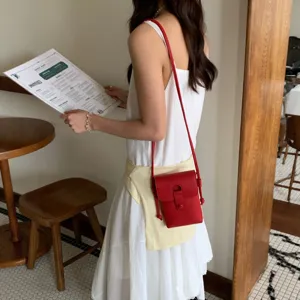 Sac bandoulière téléphone rouge minimaliste coréen, mini pochette cuir souple pour style quotidien.