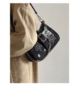 Detalle de bolso de hombro de denim negro con estrella, bolso cruzado estilo vintage Y2K cadena.
