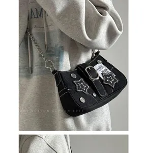 Bolso de hombro de mezclilla negra vintage con cadena de metal estrellas y botones.