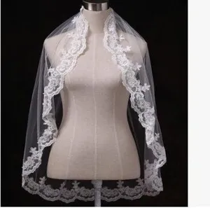 Elegante velo da sposa bianco con delicato ricamo in pizzo per i dettagli delle nozze.