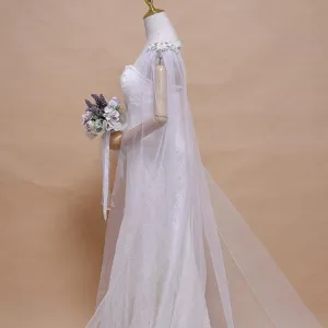 Prachtig bruids tule cape detail met delicate kanten rand, strass steentjes en parels.