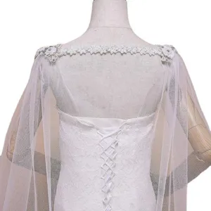 Bruids tule cape met parel kant afwerking, elegante witte trouwjurk achterkant detail.
