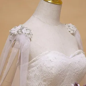 Bruids witte kant mesh cape met handgenaaide parel strass schouder applicaties voor bruiloft.