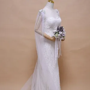 Elegante kanten trouwjurk met strass parels mesh cape en lange sleep voor bruid.