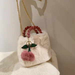 Χνουδωτή plush τσάντα bucket με χαριτωμένο μπρελόκ κεράσι, απαλή τσάντα ώμου για γυναίκες.